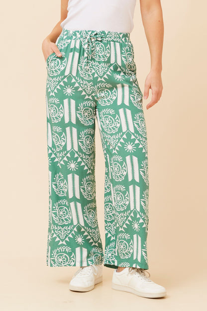 Relax in style with SUZZEL abstract print pants